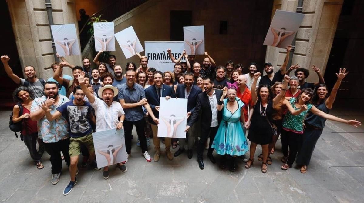 Algunos de los artistas y responsables institucionales de la actual edición de FiraTàrrega con los carteles del certámen. Algunos de los artistas y responsables institucionales de la actual edición de FiraTàrrega con los carteles del certámen.
