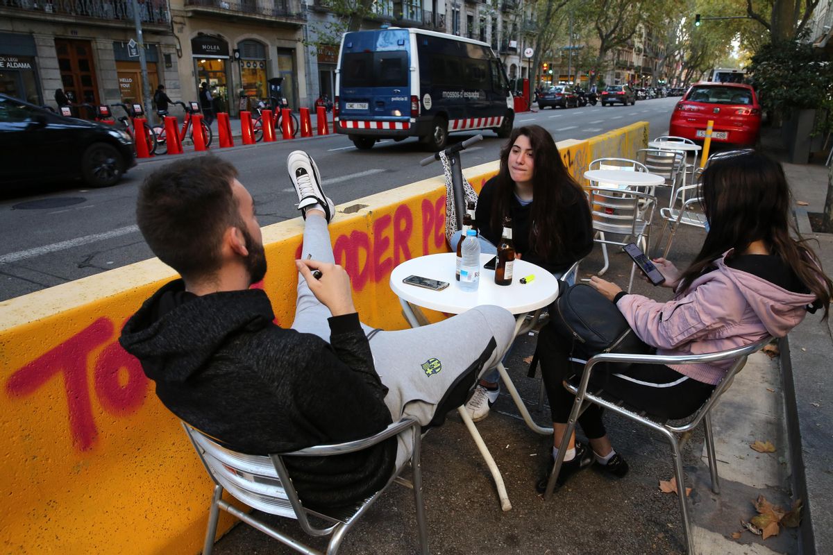 Unos jóvenes toman algo en la terraza del restaurante La Alhambra, en la ronda de Sant Pau, a finales de septiembre. Unos jóvenes toman algo en la terraza del restaurante La Alhambra, en la ronda de Sant Pau, a finales de septiembre.