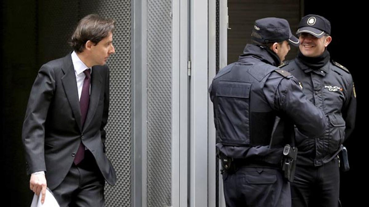 El juez propone juzgar a Villarejo y López Madrid por hostigar a la doctora Pinto El juez propone juzgar a Villarejo y López Madrid por hostigar a la doctora Pinto