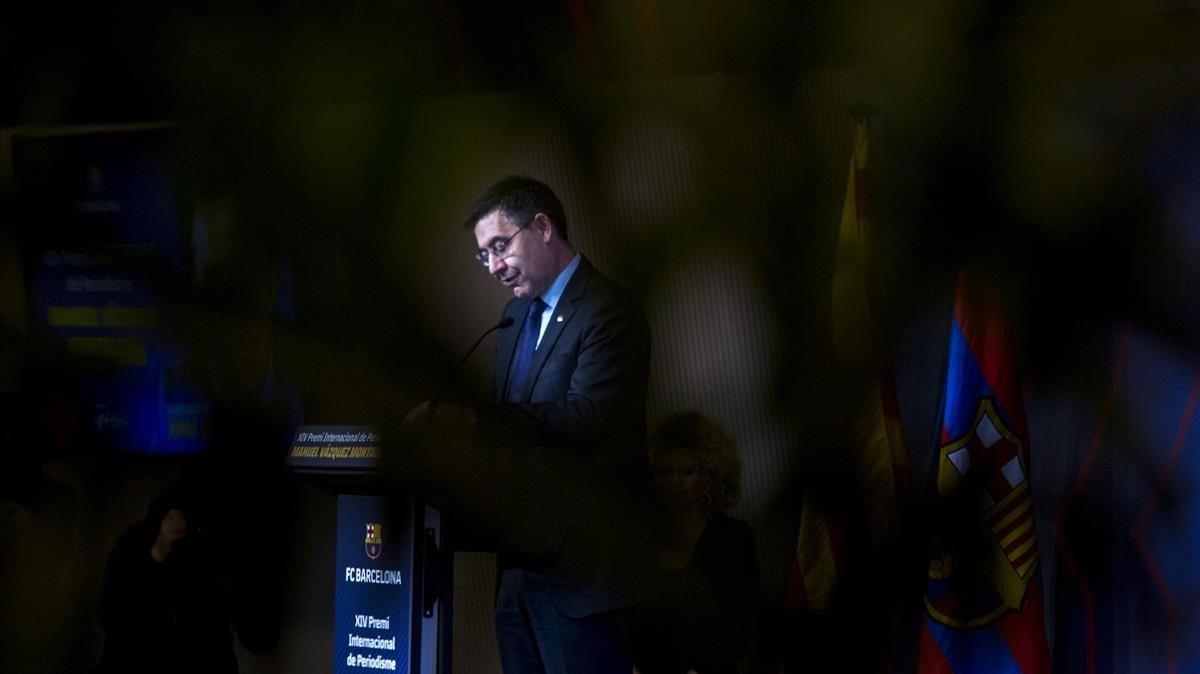 Bartomeu, en la entrega del premio Vázquez Montalbán a Valdano. Bartomeu, en la entrega del premio Vázquez Montalbán a Valdano.