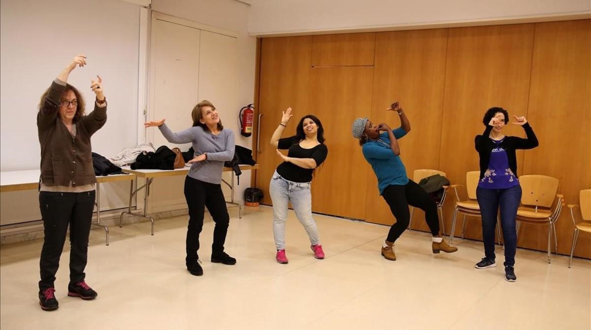 Un momento del taller de teatro social de la asociación Ítaca, en Collblanc, este jueves. A la derecha de la imagen, Amina.