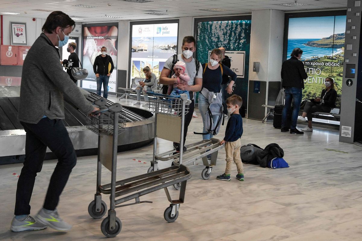 Turistas llegan al aeropuerto griego de Heraklion para iniciar sus vacaciones en la isla de Creta. Turistas llegan al aeropuerto griego de Heraklion para iniciar sus vacaciones en la isla de Creta.