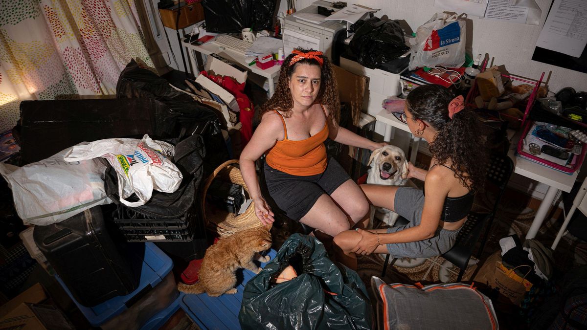 Mimi, ayer junto a su hija Marina, de 22 años, y su perra de asistencia, en el salón de su casa de Sants y rodeadas de bolsas ante un posible desahucio. Mimi, ayer junto a su hija Marina, de 22 años, y su perra de asistencia, en el salón de su casa de Sants y rodeadas de bolsas ante un posible desahucio.