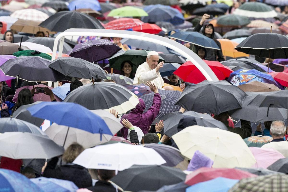El papa Francisco saluda a los fieles en el Vaticano, el pasado mes de mayo.