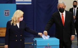 Benjamin Netanyahu y su mujer, Sara, votan en las elecciones.
