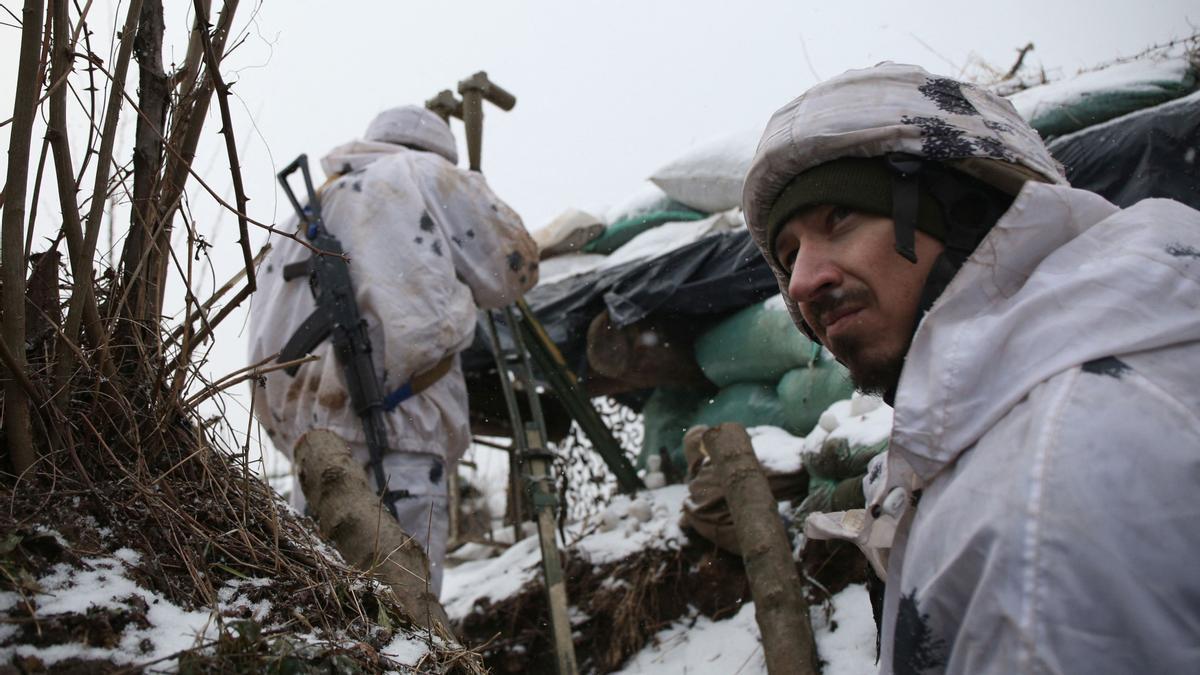 Soldados ucranianos en una trinchera en la zona fronteriza con la región de Donetsk.