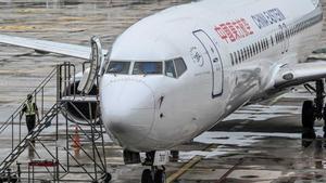 Un avión con 133 personas a bordo se estrella en el sur de China. En la foto, un avión Boeing 737-800 de China Eastern Airlines en el aeropuerto de Tianhe, en Wuhan. 