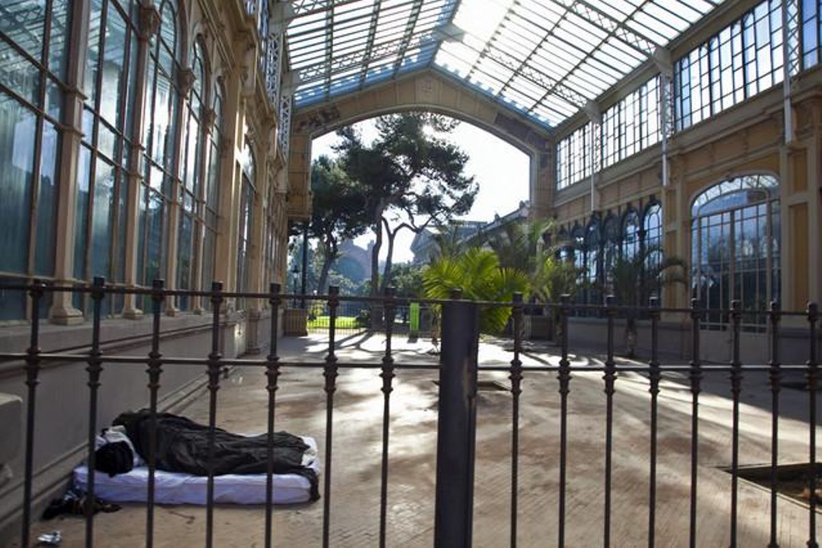 Un indigente duerme en el Hivernacle del parque de la Ciutadella, el domingo pasado. Un indigente duerme en el Hivernacle del parque de la Ciutadella, el domingo pasado.