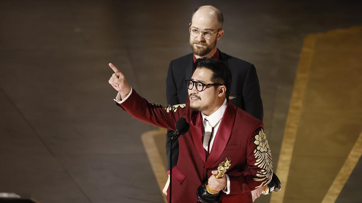 Daniel Scheinert y Daniel Kwan tras ganar el Oscar a mejor guion por ’Todo a la vez en todas partes’.