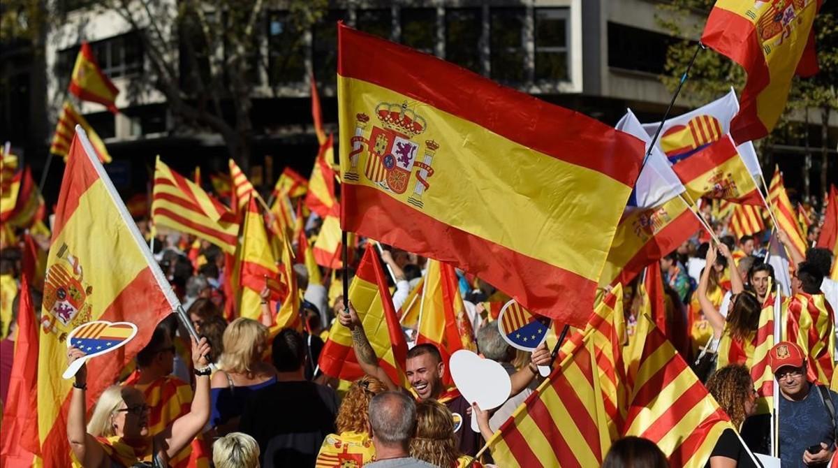Profusión de banderas en la manifestación de Societat Civil Catalana.
