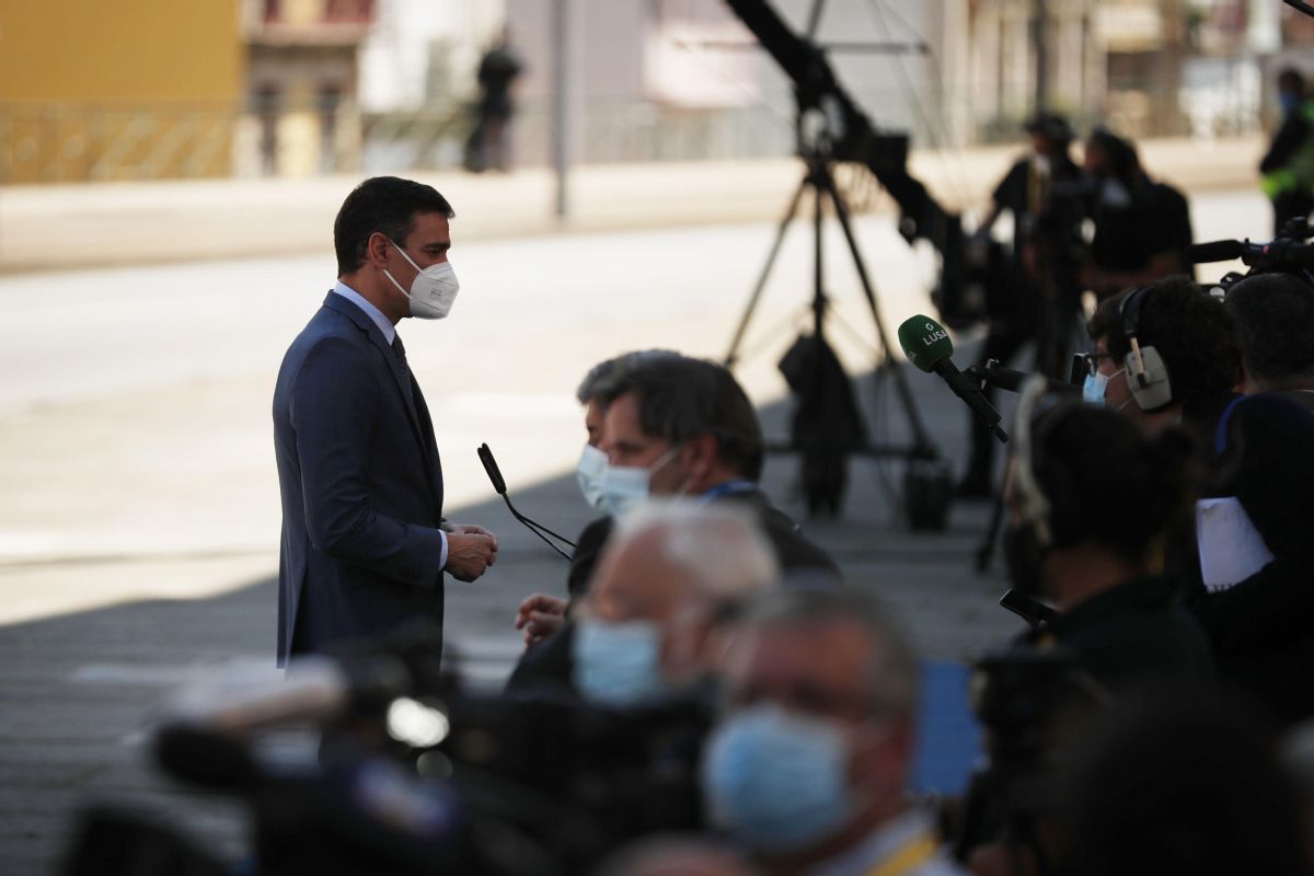 El presidente del Gobierno, Pedro Sánchez, atiende a los medios a su llegada a la Cumbre Social de la UE en Oporto (Portugal), el pasado 7 de mayo de 2021. El presidente del Gobierno, Pedro Sánchez, atiende a los medios a su llegada a la Cumbre Social de la UE en Oporto (Portugal), el pasado 7 de mayo de 2021.