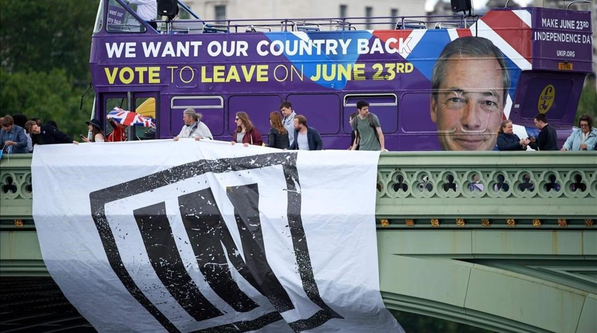 Un autobús con un cartel de la campaña por el ’Leave’ y un cartel colgando de un puente por la opción ’Remain’.