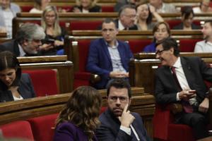 El ’president’ Pere Aragonès, en el Parlament, mientras Albert Batet y Salvador Illa conversan en el hemiciclo