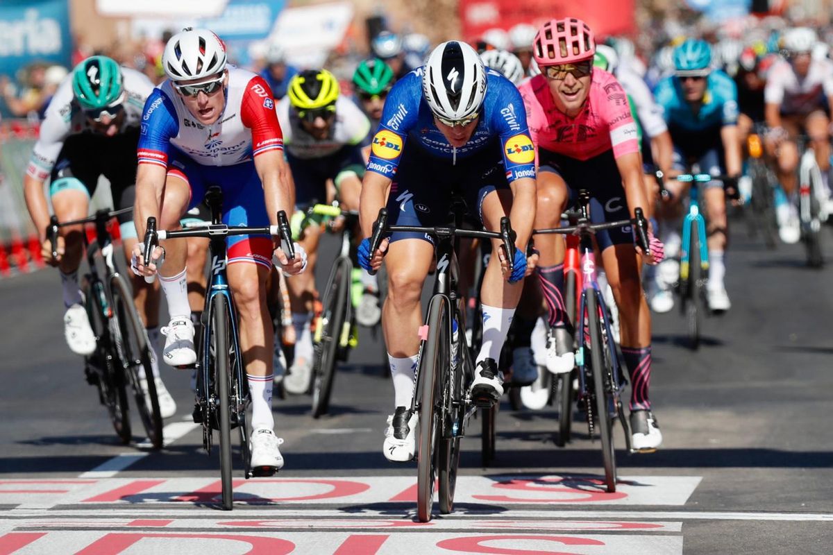 Fabio Jakobsen (Deceuninck) se impone en la llegada masiva de la cuarta etapa de la Vuelta. Fabio Jakobsen (Deceuninck) se impone en la llegada masiva de la cuarta etapa de la Vuelta.