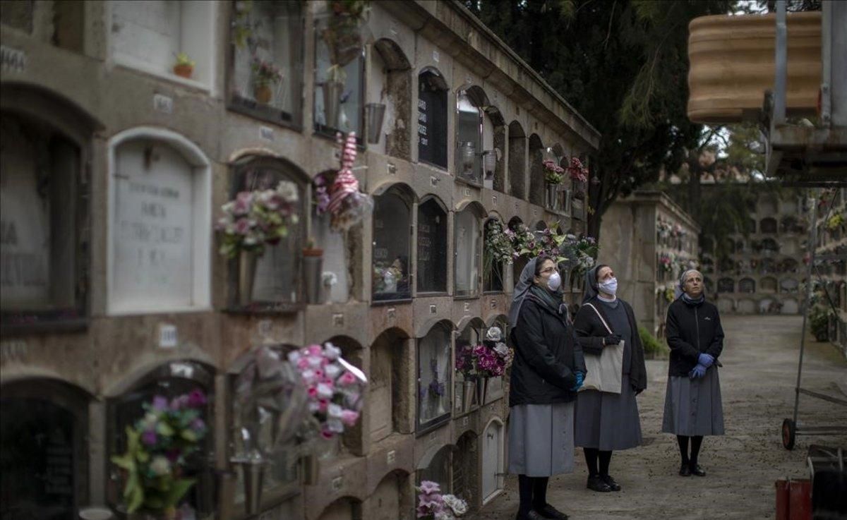 Entierro de un fallecido por coronavirus en el cementerio de Poblenou, en Barcelona. Entierro de un fallecido por coronavirus en el cementerio de Poblenou, en Barcelona.