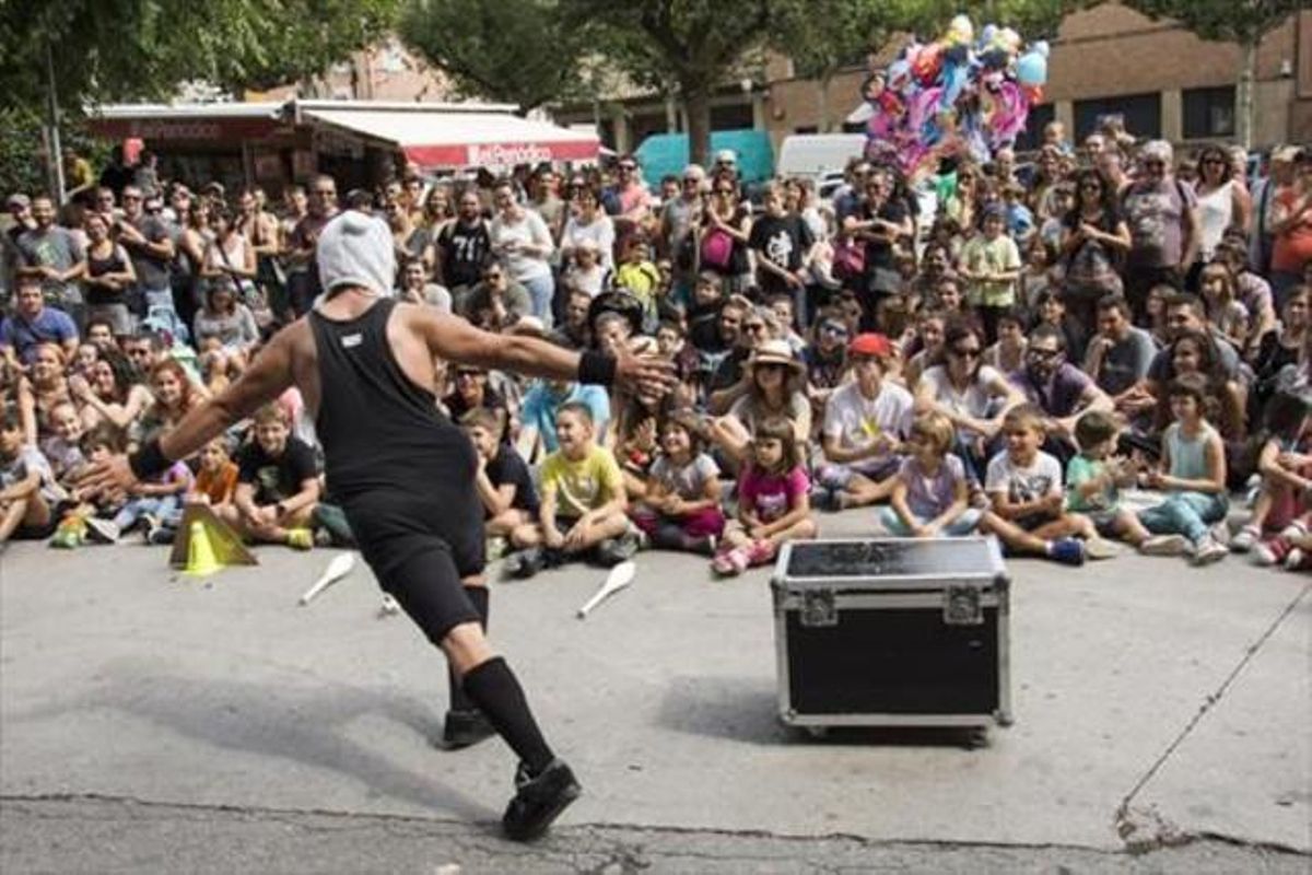 Espectáculo de malabarismo en la plaza del Carme, de Tàrrega. Espectáculo de malabarismo en la plaza del Carme, de Tàrrega.
