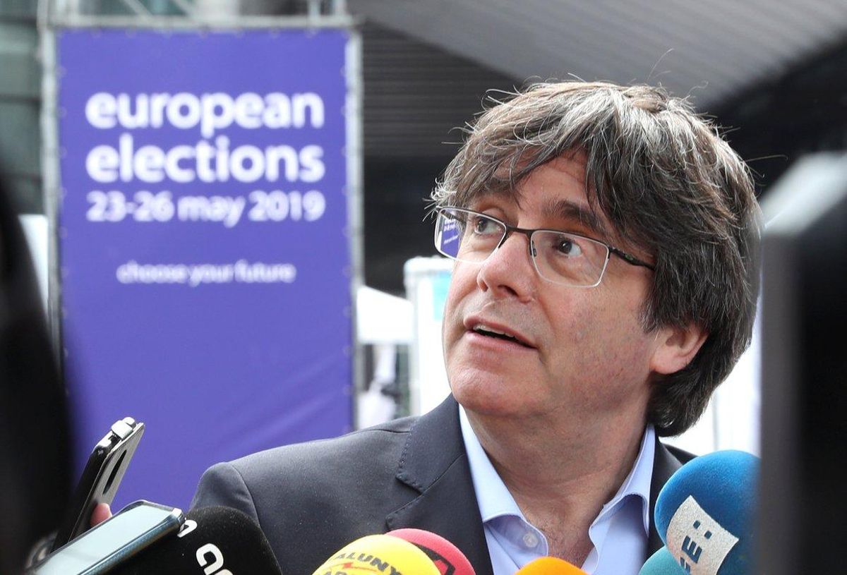 Former Catalan President Carles Puigdemont talks to the media during European Parliament Elections, outside EU Parliament, in Brussels, Belgium May 26, 2019. REUTERS/Yves Herman Former Catalan President Carles Puigdemont talks to the media during European Parliament Elections, outside EU Parliament, in Brussels, Belgium May 26, 2019. REUTERS/Yves Herman