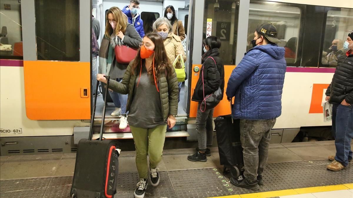 Usuarios de Renfe, esta mañana, en la estación de plaça Catalunya. Usuarios de Renfe, esta mañana, en la estación de plaça Catalunya.