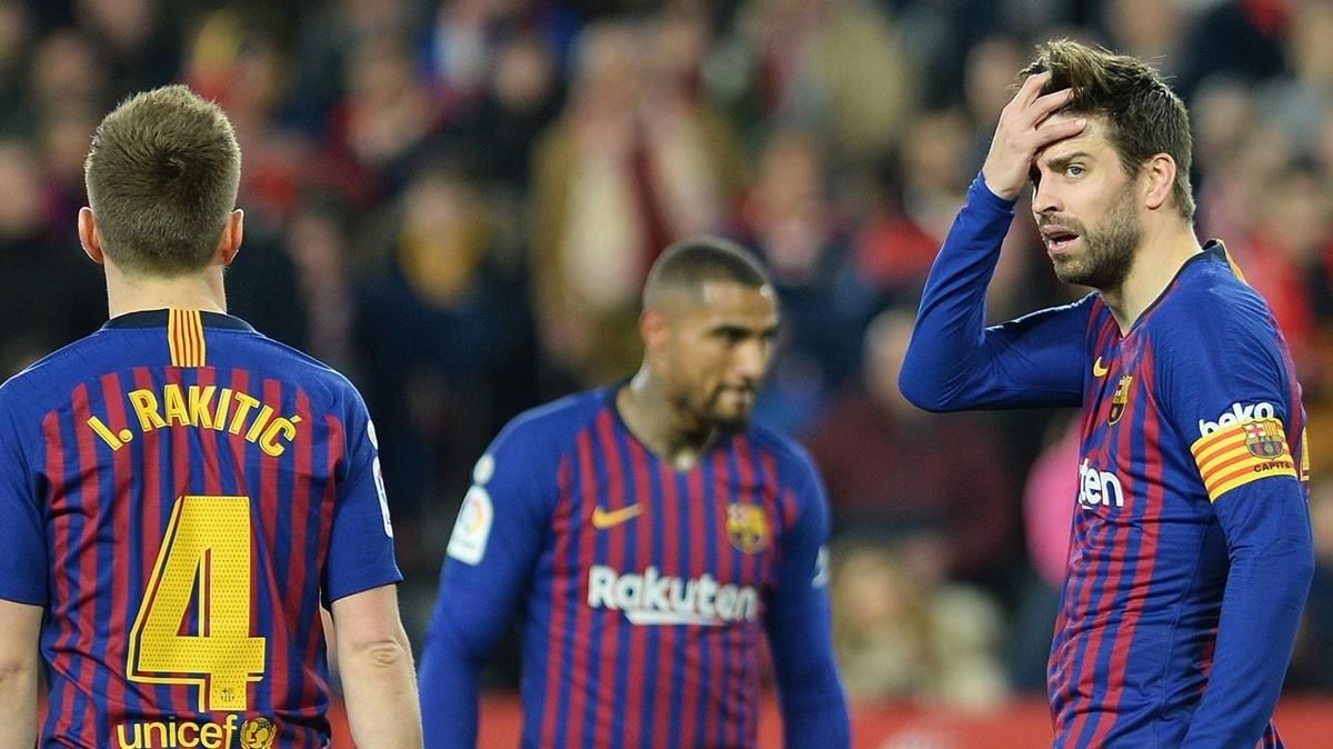 Piqué (derecha) se lamenta junto a Boateng y Rakitic. Piqué (derecha) se lamenta junto a Boateng y Rakitic.