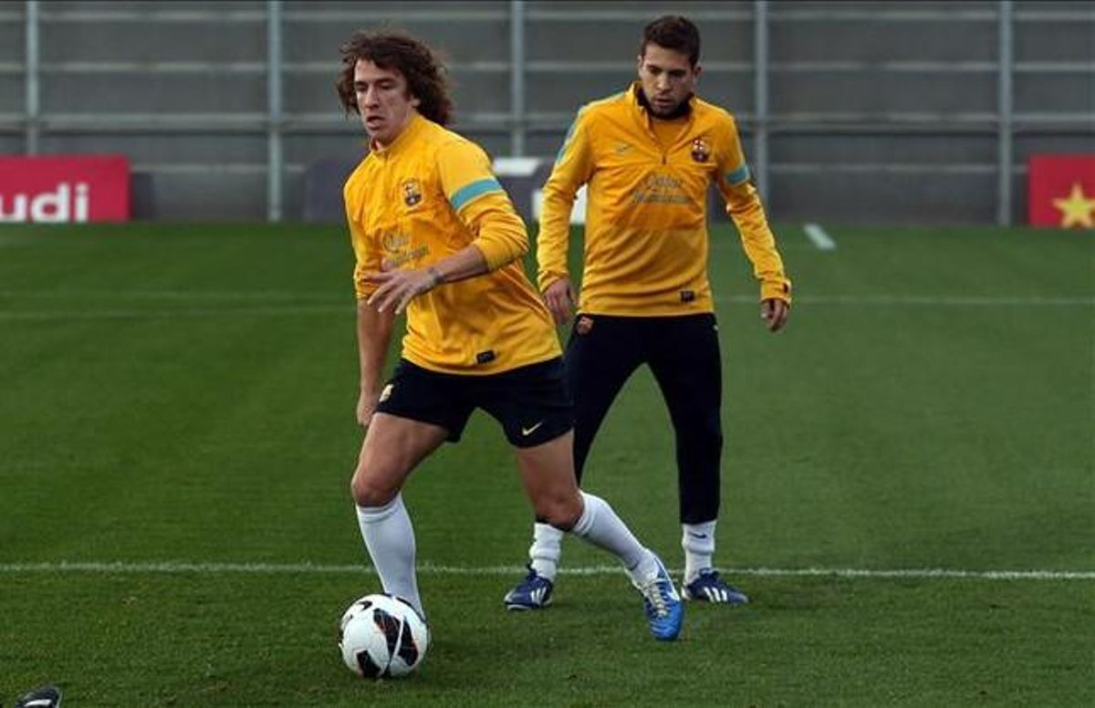 Puyol y Jordi Alba, en un entrenamiento del Barcelona en la ciudad deportiva de Sant Joan Despí. Puyol y Jordi Alba, en un entrenamiento del Barcelona en la ciudad deportiva de Sant Joan Despí.