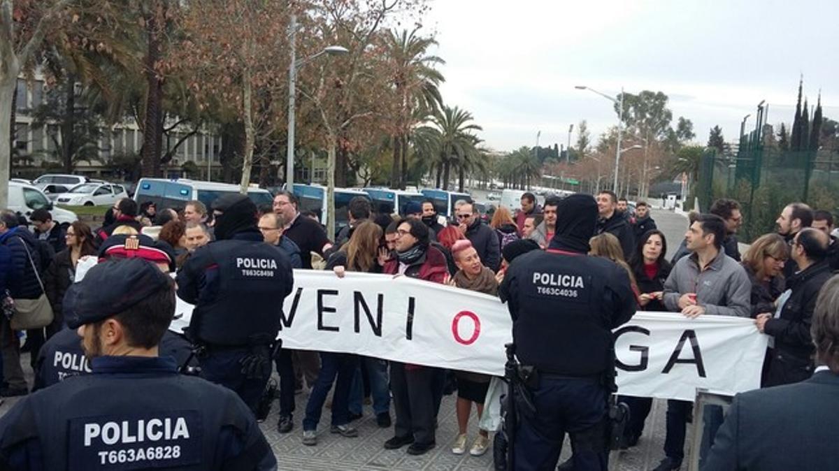 Trabajadores del metro de Barcelona protestan por el bloqueo de la negociación del convenio, este viernes, en Zona Universitaria.