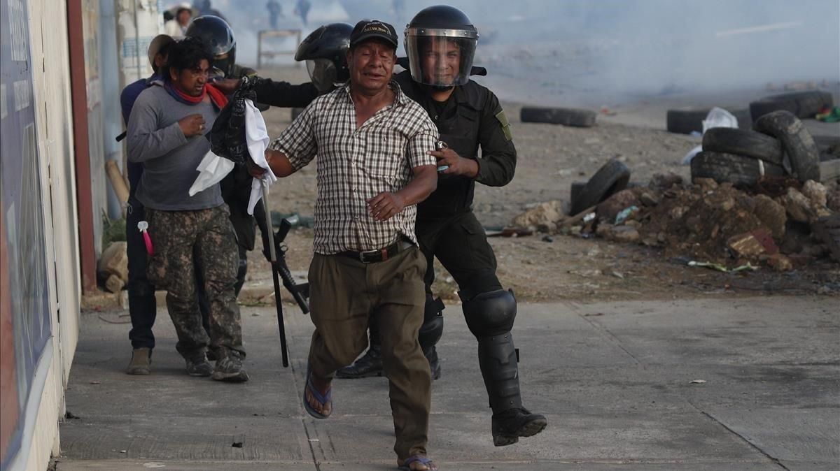 La policía detiene a partidarios de Evo Morales en una manifestación el pasado sábado en Cochabamba. La policía detiene a partidarios de Evo Morales en una manifestación el pasado sábado en Cochabamba.