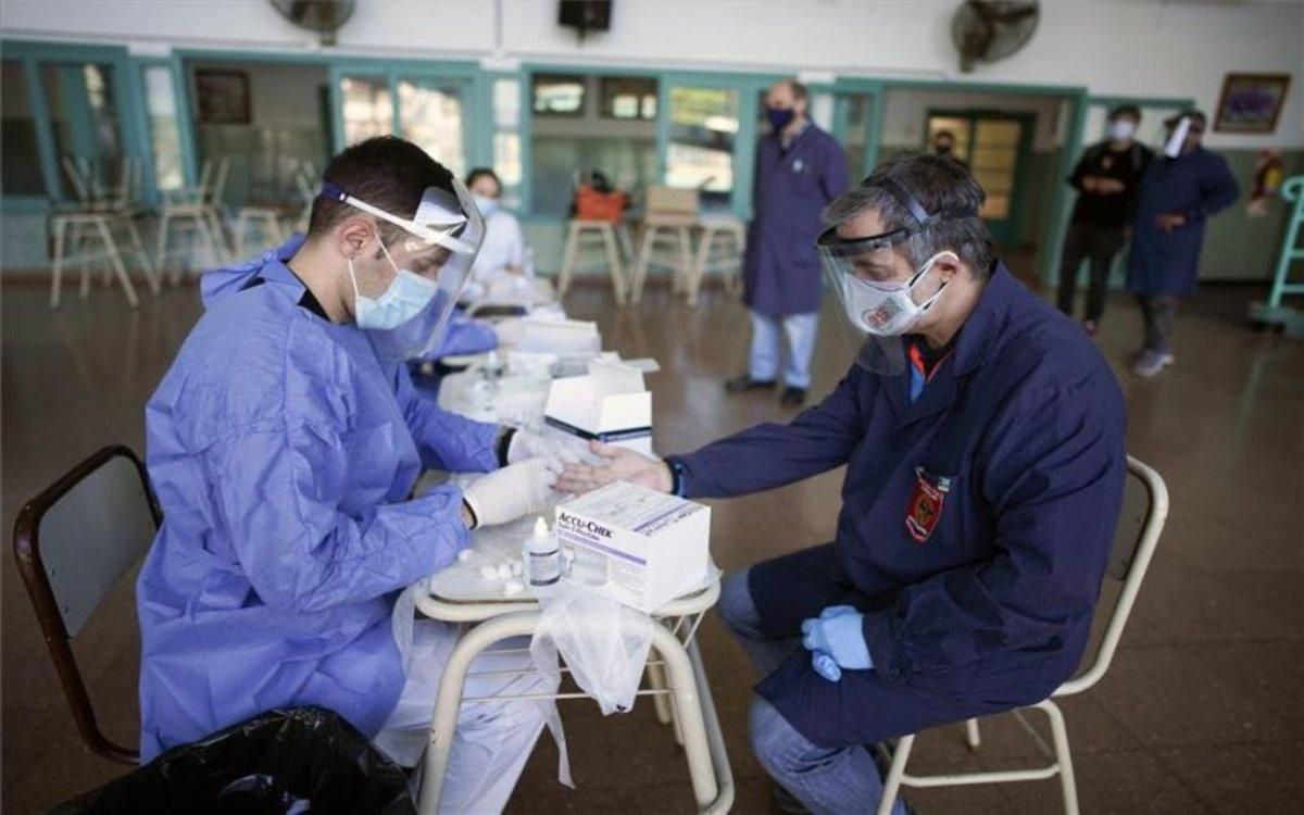 Personal médico realiza pruebas de COVID-19 en escuelas de Argentina. Personal médico realiza pruebas de COVID-19 en escuelas de Argentina.