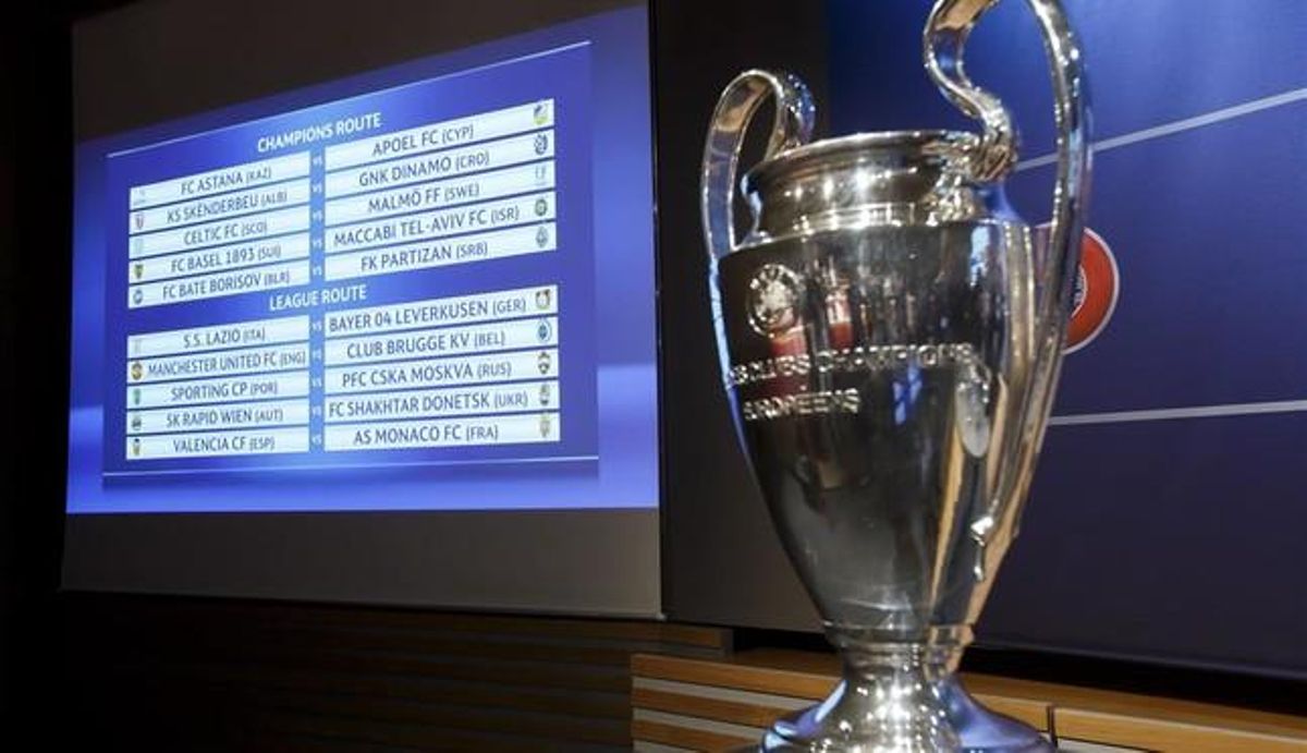 El cuadro del sorteo de la Champions, detrás del trofeo. El cuadro del sorteo de la Champions, detrás del trofeo.
