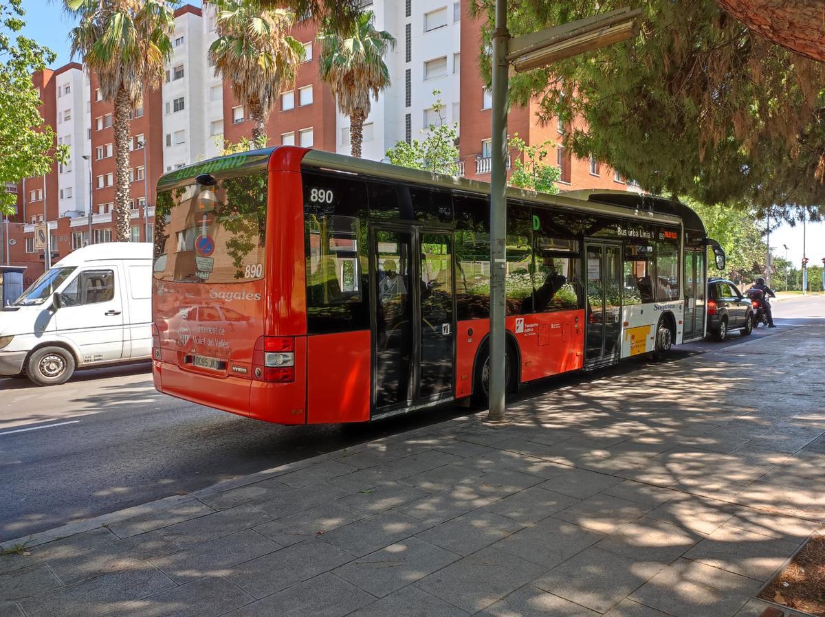 Mollet aprova la reducció temporal del 30% del preu de l’autobús urbà