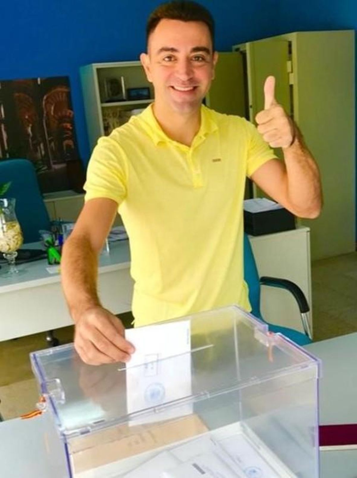 Xavi vota de amarillo esta semana en la embajada española en Doha. Xavi vota de amarillo esta semana en la embajada española en Doha.