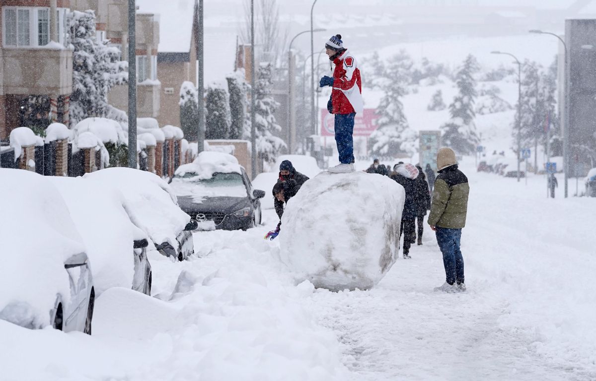 Unos jóvenes hacen una gran bola de nieve durante el temporal de nieve en Madrid por la borrasca Filomena. Unos jóvenes hacen una gran bola de nieve durante el temporal de nieve en Madrid por la borrasca Filomena.