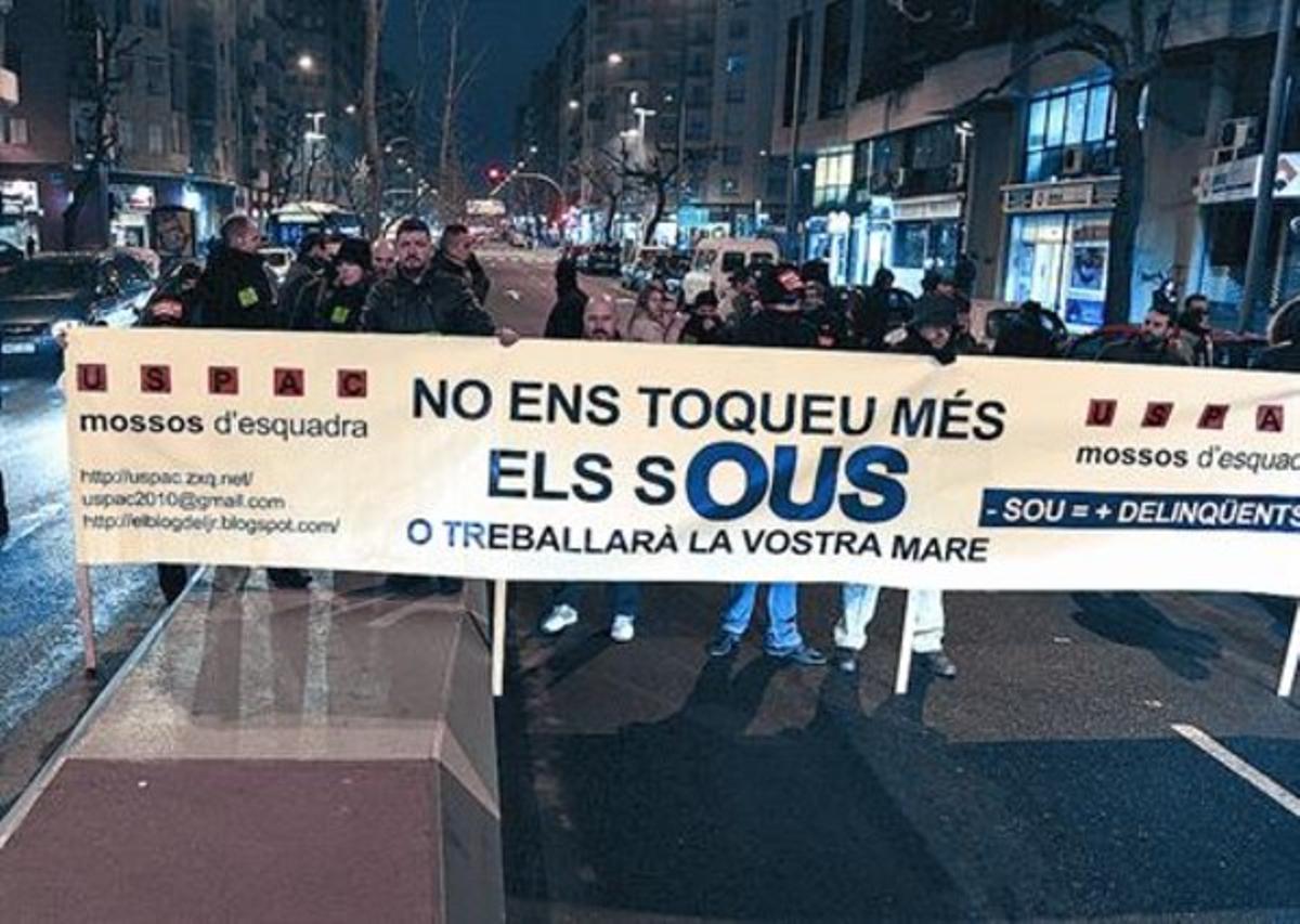 La manifestación 8 Un grupo de mossos del sindicato USPAC corta una calle en Lleida, ayer por la tarde.