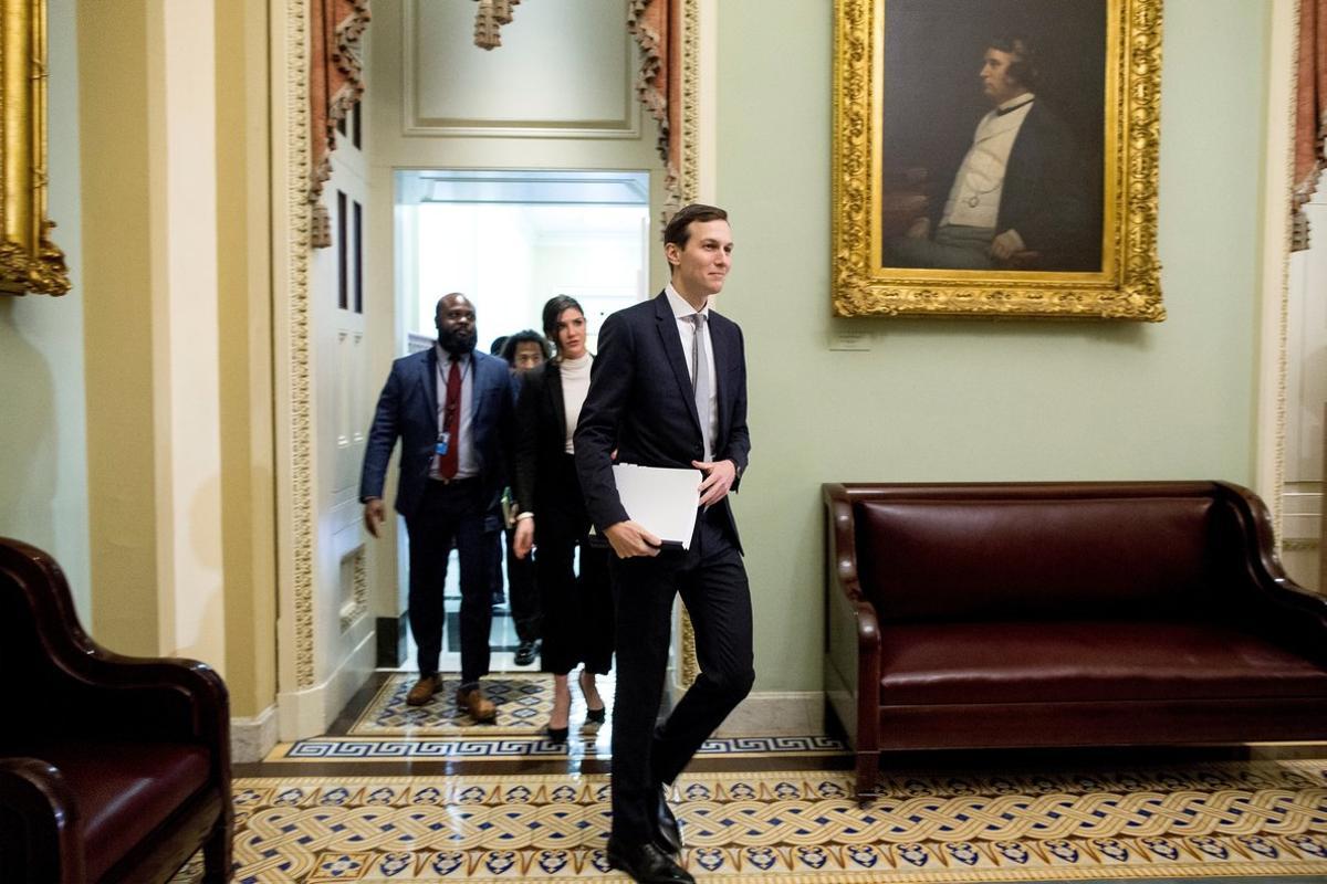 Jared Kushner  asesor principal del presidente estadounidense  Donald Trump  sale tras un almuerzo republicano de politica  en el Capitolio en Washington. EFE Michael Reynolds