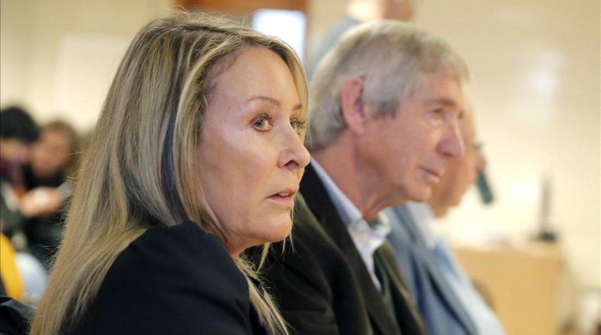 Marina Castaño, junto a Tomás Cavanna, exgerente de la Fundación Cela, durante una de las sesiones del juicio, en abril pasado.
