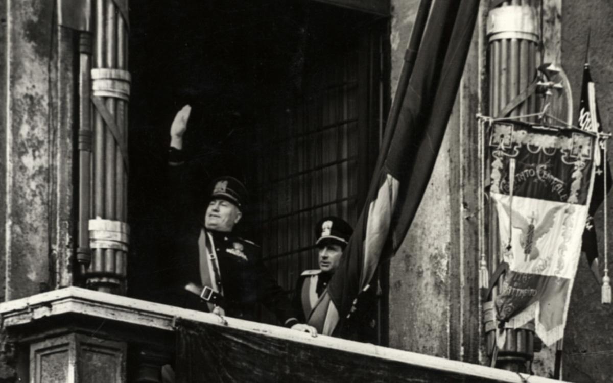 Mussolini saluda desde el balcón durante la Marcha sobre Roma. Mussolini saluda desde el balcón durante la Marcha sobre Roma.