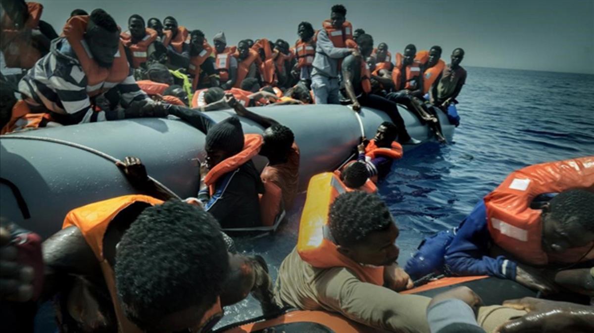 Voluntarios de proactiva socorren a un grupo de inmigrantes frente a las costas de Libia.