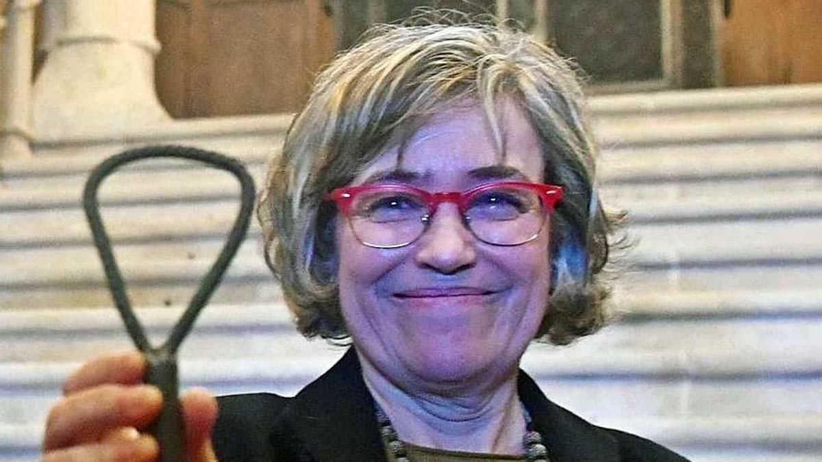 La abogada del Estado muestra las llaves del pazo. La abogada del Estado muestra las llaves del pazo.