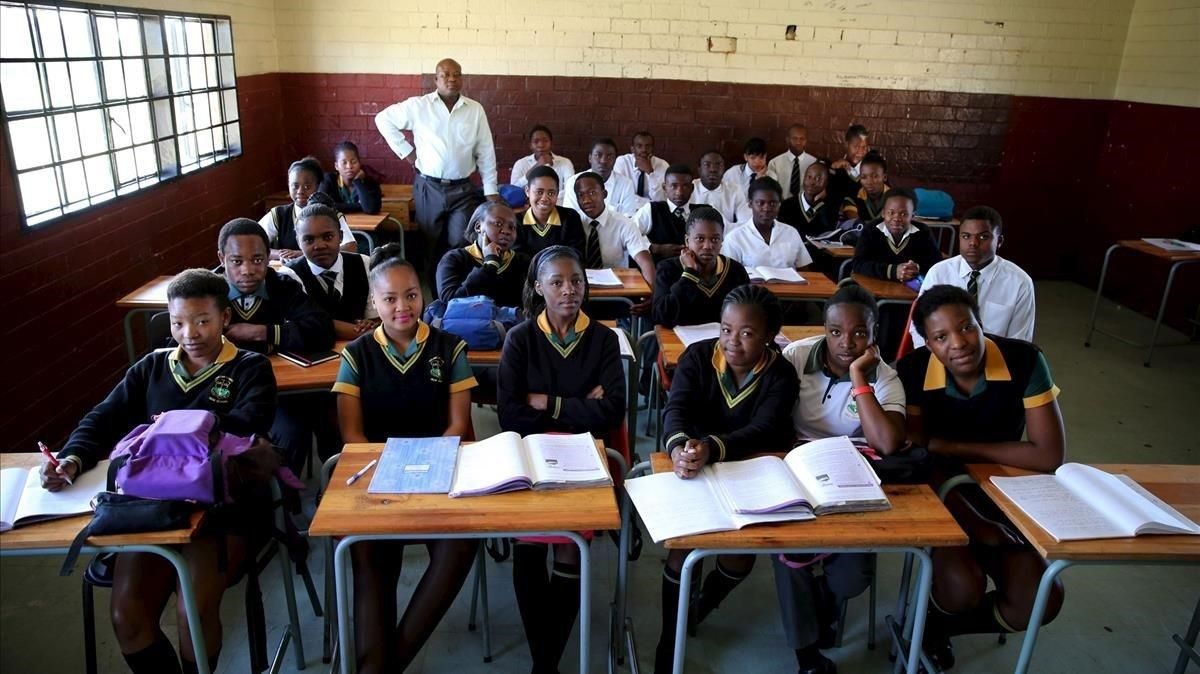 Alumnos de una escuela de Soweto, en Sudáfrica, en una foto tomada en el 2015 con motivo del Día Internacional del Maestro. Alumnos de una escuela de Soweto, en Sudáfrica, en una foto tomada en el 2015 con motivo del Día Internacional del Maestro.