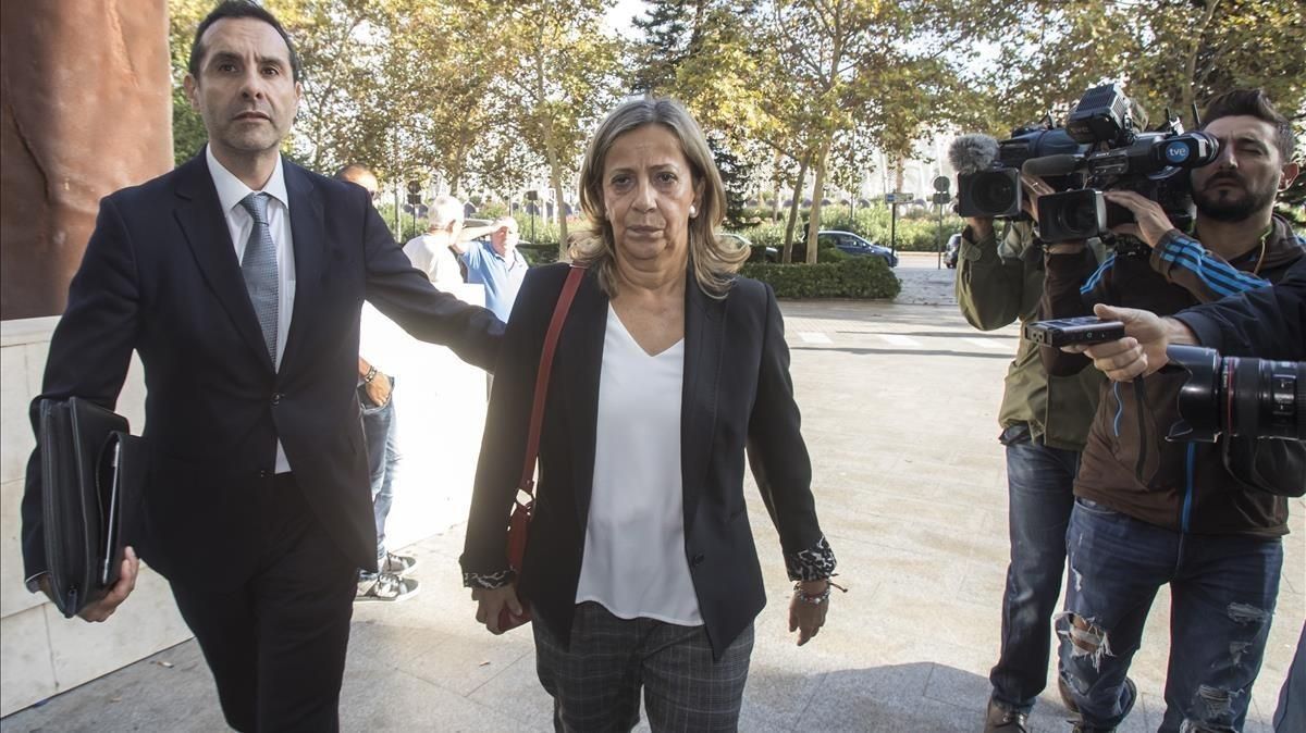 La tesorera del PP, Carmen Navarro, este lunes a su llegada a los juzgados de València. La tesorera del PP, Carmen Navarro, este lunes a su llegada a los juzgados de València.