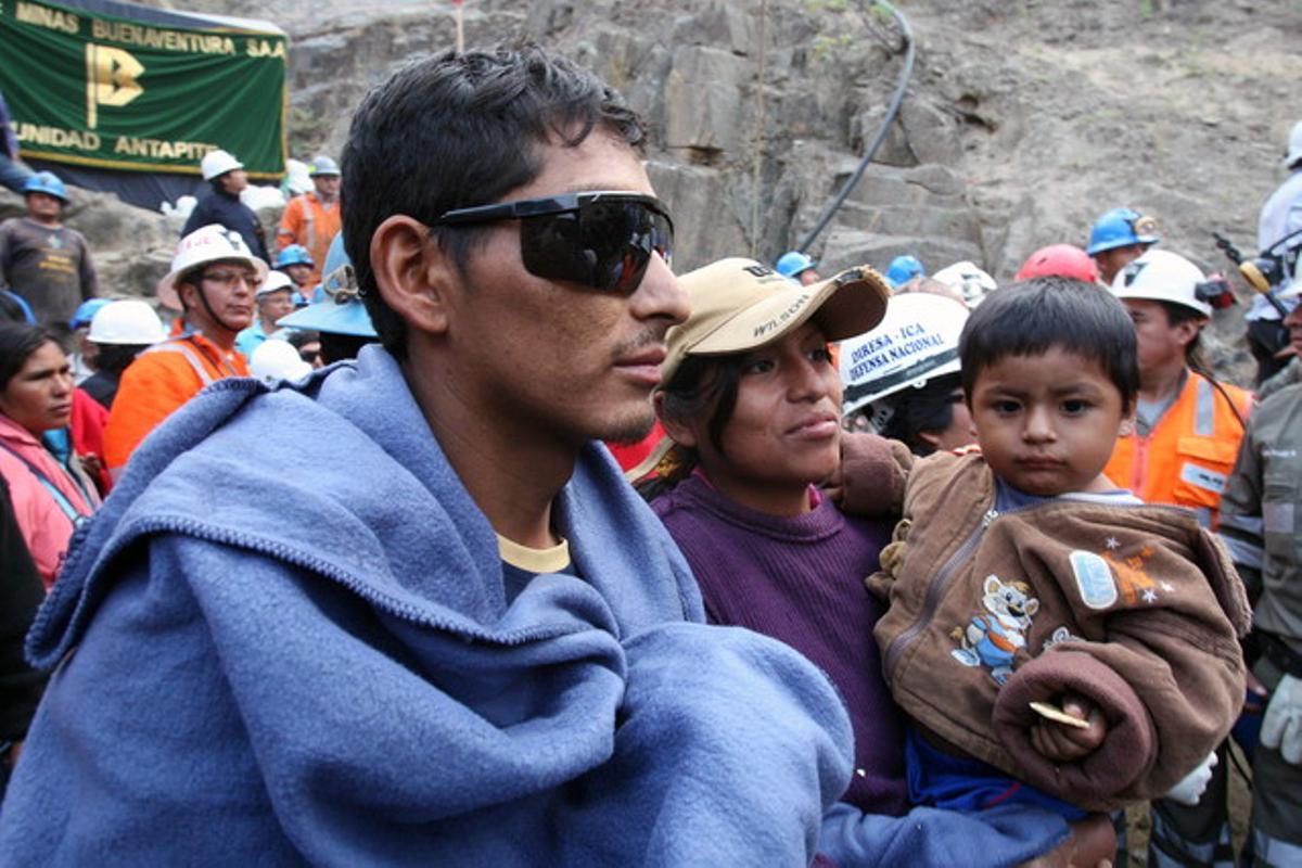Uno de los nueve mineros rescatados el miércoles 11 de abril de 2012, después de la operación de salvamento en una mina en Ica (Perú).