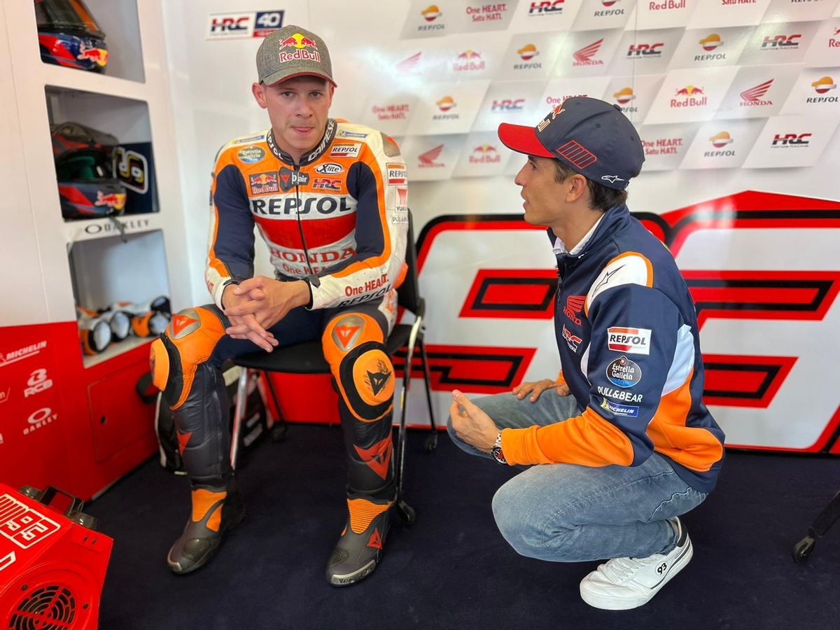 Marc Márquez, a la derecha, conversa con el alemán Stefan Bradl, su sustituto en Spielberg, en una pasa del entrenamiento de hoy en Austria. Marc Márquez, a la derecha, conversa con el alemán Stefan Bradl, su sustituto en Spielberg, en una pasa del entrenamiento de hoy en Austria.