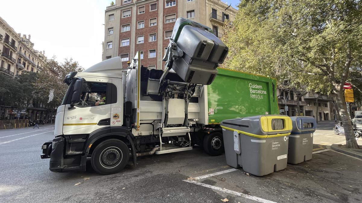 Un camión retira la basura de un contenedor en Barcelona.
