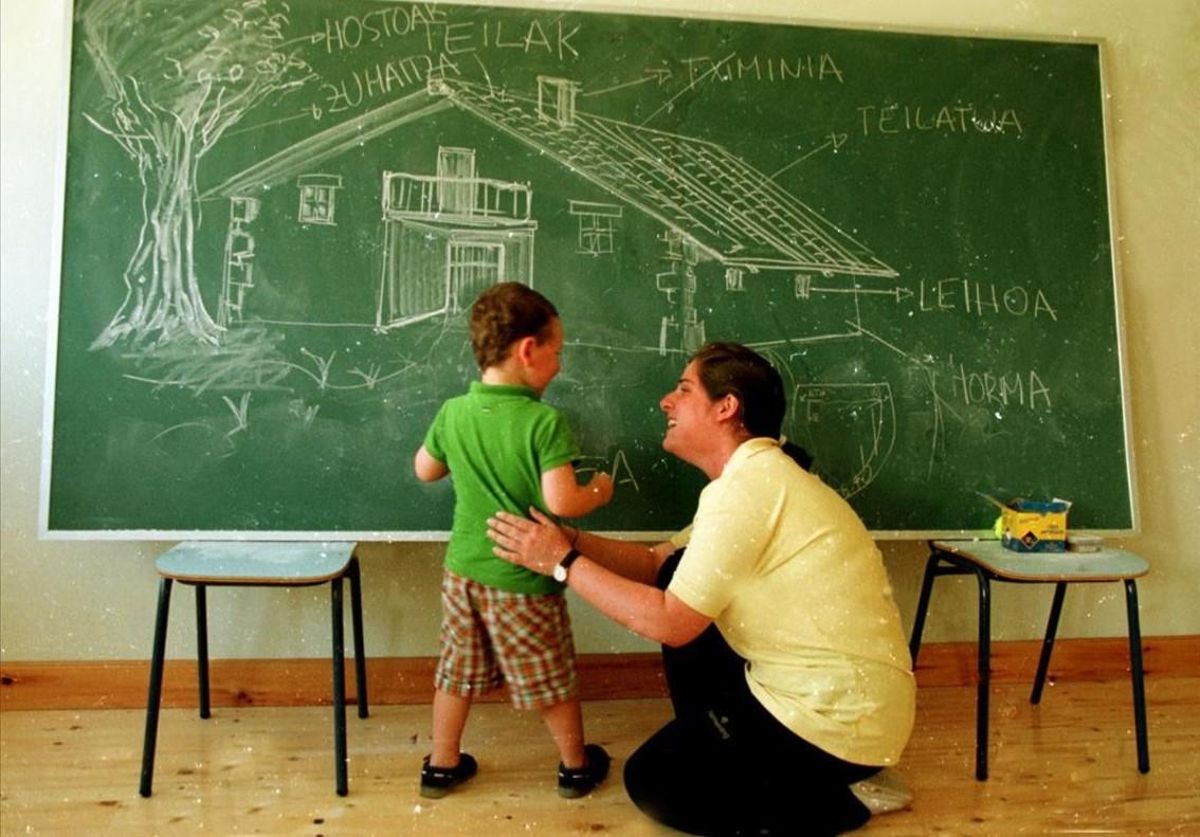 Clase de euskera en una escuela de Zugastieta, en Vizcaya. Clase de euskera en una escuela de Zugastieta, en Vizcaya.