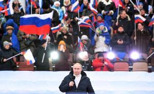 Putin es banya en una multitud a Moscou a favor de la guerra
