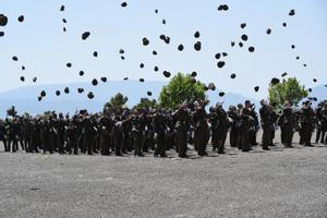 Suboficiales de la Academia del Ejército en Talarn (Lleida) celebran la entrega de despachos el pasado 5 de julio.