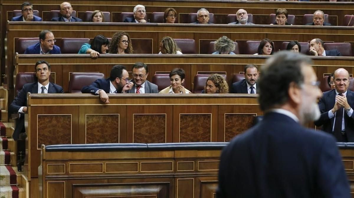Pedro Sánchez y Mariano Rajoy, entre otros diputados, tras la investidura fallida del segundo el 31 de agosto, en el Congreso. Pedro Sánchez y Mariano Rajoy, entre otros diputados, tras la investidura fallida del segundo el 31 de agosto, en el Congreso.