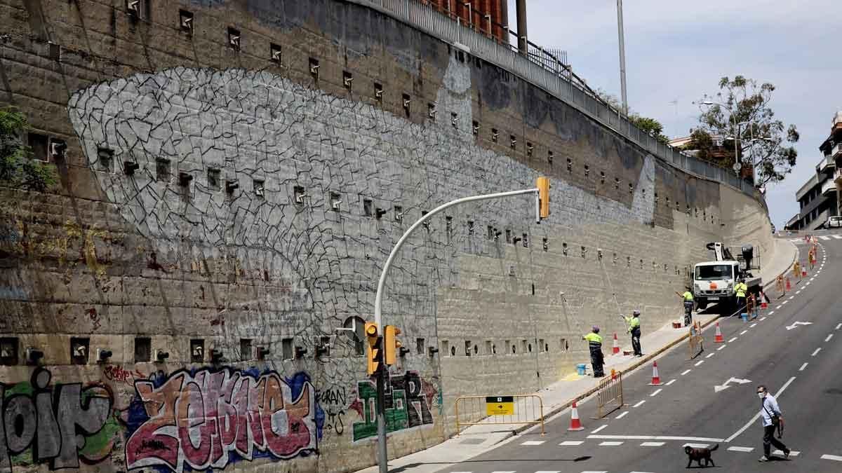 El mítico grafiti del Tiburón capitalista del Carmel, borrado. El mítico grafiti del Tiburón capitalista del Carmel, borrado.