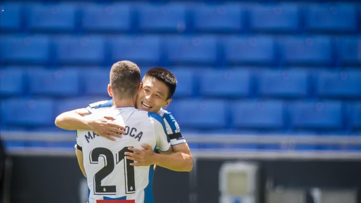 Wu Lei celebra el segundo gol con Marc Roca durante el partido de liga a puerta cerrada entre el RCD Espanyol y el Alavés en el RCDE Stadium. Wu Lei celebra el segundo gol con Marc Roca durante el partido de liga a puerta cerrada entre el RCD Espanyol y el Alavés en el RCDE Stadium.