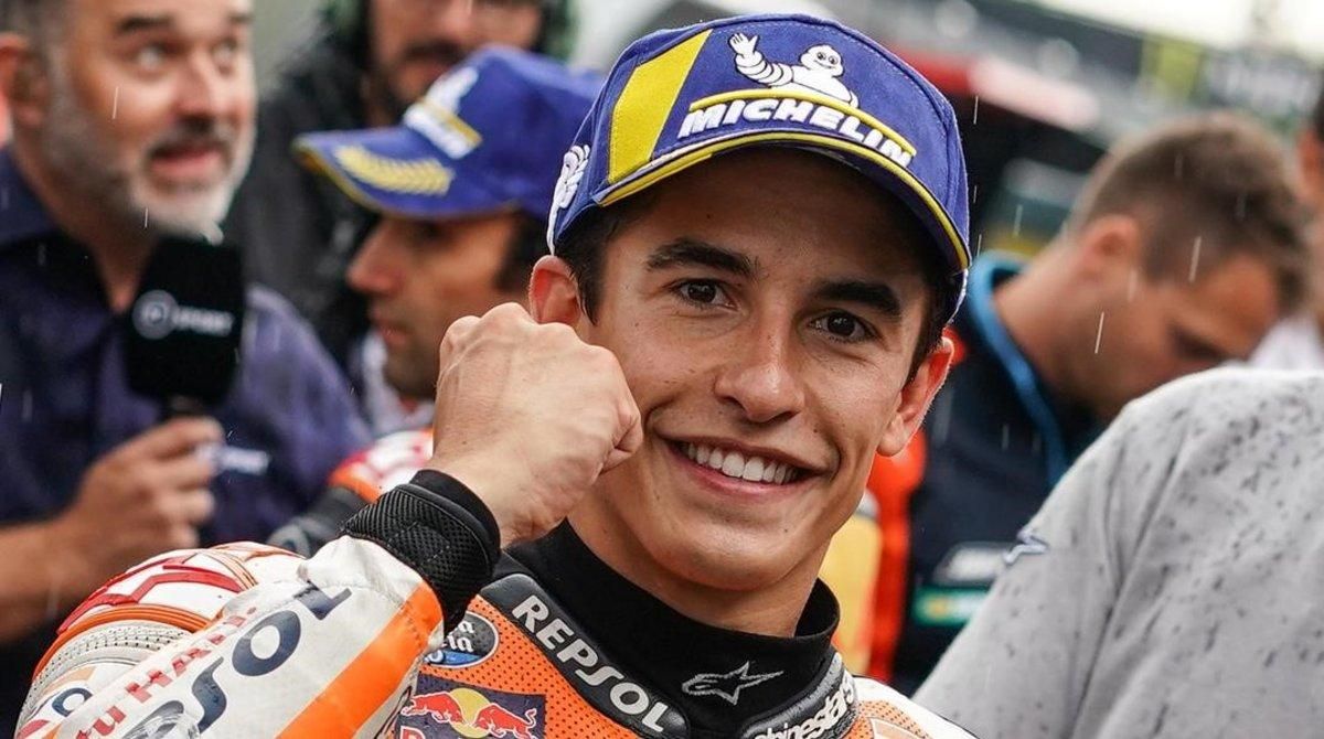 El campeonísimo catalán Marc Márquez (Honda) ha celebrado, hoy, con este gesto, en Brno, su ’pole’ nº 86, cifra récord de todos los tiempos. El campeonísimo catalán Marc Márquez (Honda) ha celebrado, hoy, con este gesto, en Brno, su ’pole’ nº 86, cifra récord de todos los tiempos.