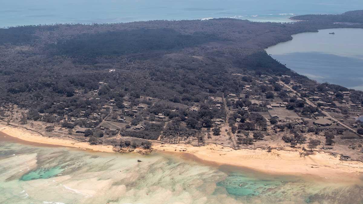 Devastación tras la erupción del volcán y el tsunami en Tonga.